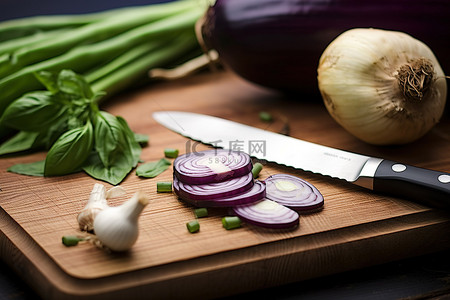 一把小刀，板上放一些蔬菜
