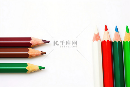 彩色铅笔绘画背景图片_白色表面上的一组彩色铅笔