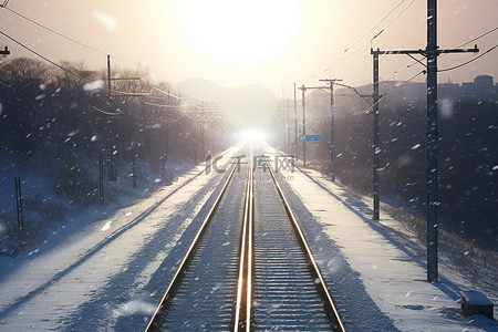 阴天积雪的火车轨道