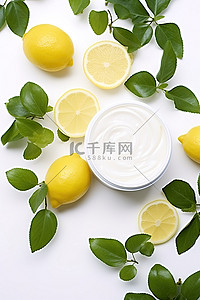 水果奶油背景图片_白色背景中的柠檬常春藤和奶油