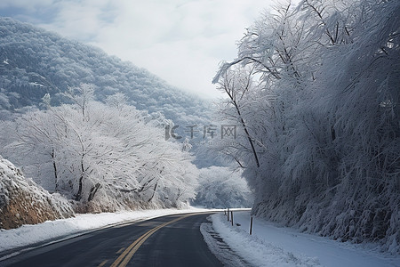 冬天的人背景图片_雪路被包围
