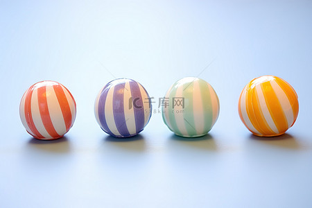 三个不同颜色的复活节小糖果球