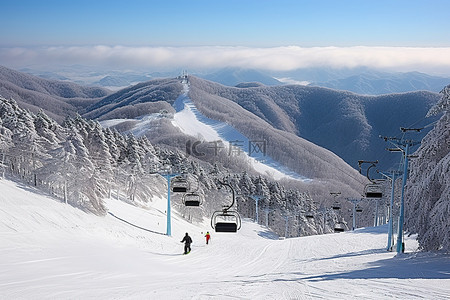 积雪覆盖的滑雪场，背景是滑雪缆车