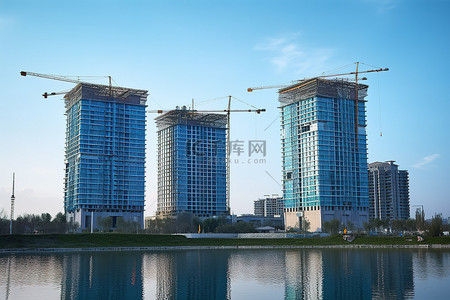 建设升级背景图片_位于正在建设的湖边的高层塔楼