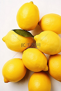 白色桌面上的一堆新鲜柠檬