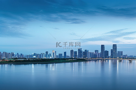 国际的背景图片_城市的天际线和黄昏的水
