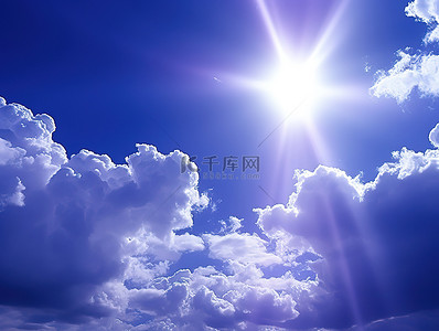 白云移动背景图片_白云在蓝天上移动，蓝色的阳光