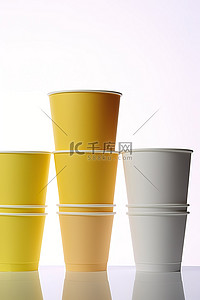 一组不同颜色的杯子放在一个地方