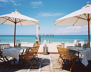 户外的桌子背景图片_俯瞰大海的户外海滩餐厅