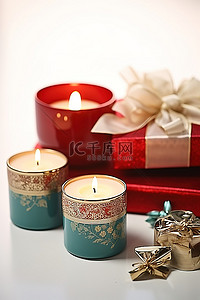 香薰蜡烛背景图片_两套红色香薰蜡烛和一个红色植绒锡容器