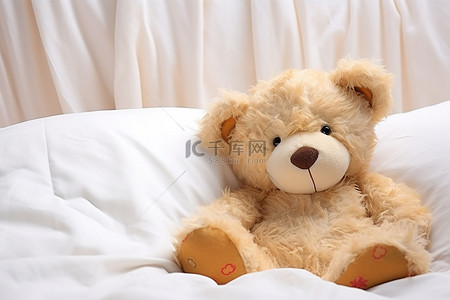 床上睡觉背景图片_一只毛绒泰迪熊躺在白色的床上
