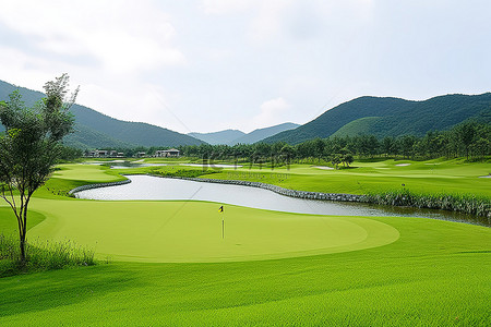 高尔夫背景图片_以湖泊和山脉为背景的高尔夫球场