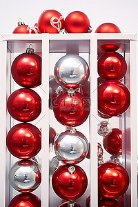 玻璃盒子里有一组闪亮的红色和银色装饰品