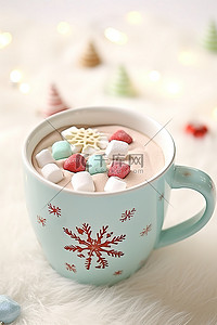 热的热背景图片_杯子里的热巧克力，上面有圣诞装饰品