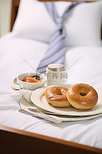 床上yon背景图片_早餐室，白色床上的托盘上放着两个百吉饼三明治，枕头靠近相机