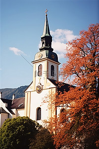 老城背景图片_柏林萨尔茨堡老城山中的教堂