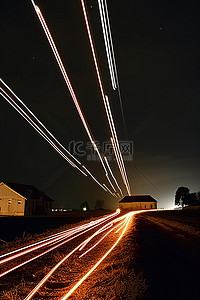 一张农场夜间照片，周围有一些光迹