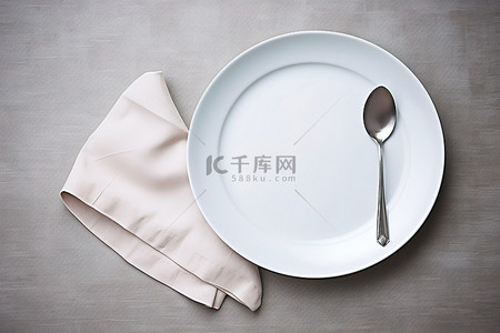 金属标题框背景图片_桌子上的盘子和金属叉子