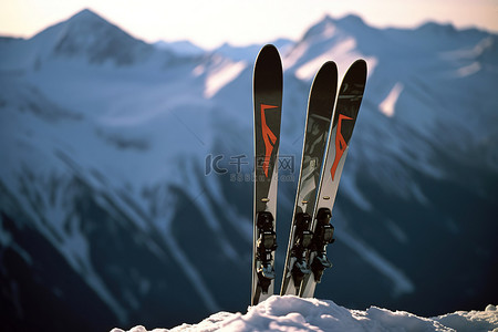滑雪背景图片_矗立在山脉旁边的滑雪板
