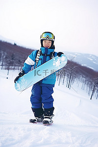 小男孩背景图片_冬天穿着蓝色上衣蓝色裤子和蓝色滑雪板的小男孩