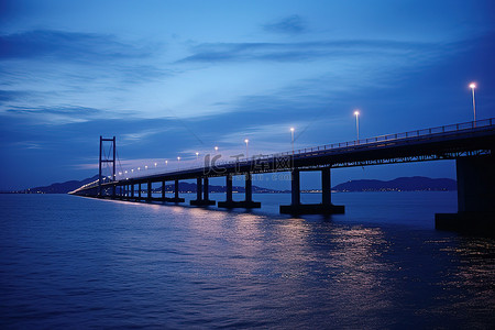 寒假旅行记背景图片_这是美好的一天，黄昏时分，桥架在深蓝色的海洋上