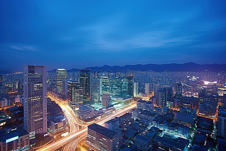 城市建筑夜晚背景图片_首尔黄昏时分的城市夜景