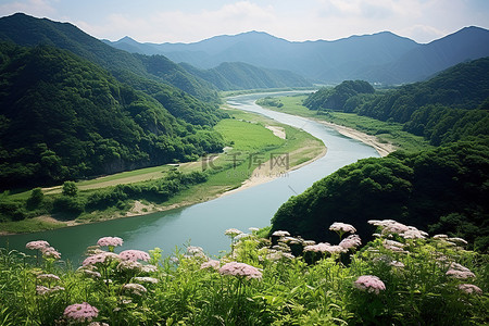 守护一座城背景图片_一座大山附近的一条大河，有很多花