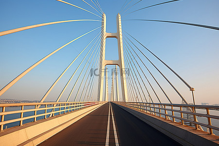 一座一公里长的吊桥横跨一座桥