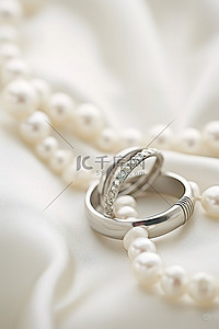 白色珍珠背景图片_白色珍珠上的结婚戒指