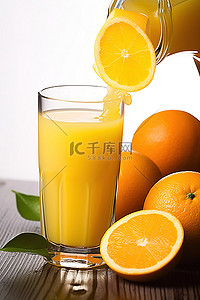 一杯橙汁，旁边有橙子