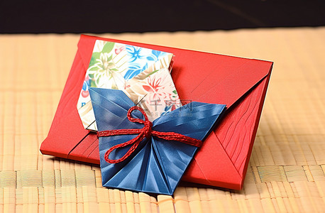 卡红背景图片_一个蓝红绿折纸篮子和绑在一起的卡片