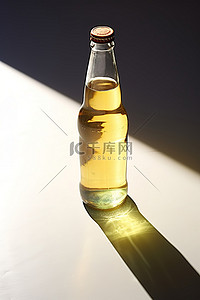 啤酒白背景图片_白桌上放着一个装有苏打水的瓶子