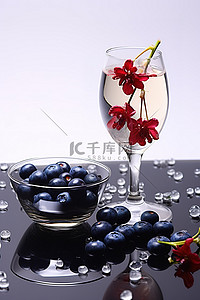 蓝莓配酒花和咖啡杯