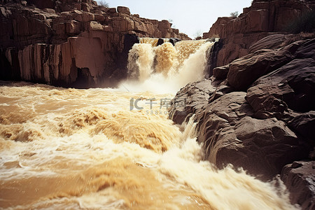 激流回旋背景图片_水流过岩石的瀑布