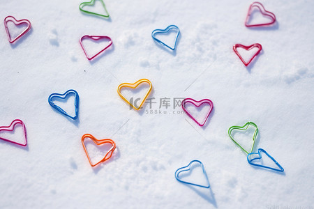 photo浏览器背景图片_彩色回形针躺在雪上 photo