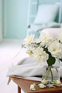 桌面上有白色的花朵，白色的毯子上有花朵