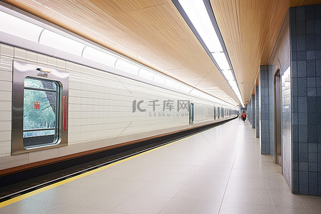 地铁和车站，墙上有灯和标志