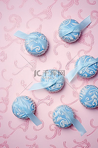 波尔卡圆点背景图片_白色图案上的一排蓝色糖果