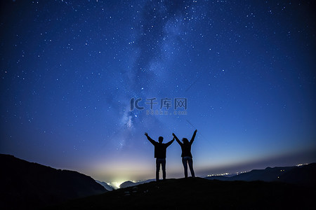 天空火山背景图片_夜空下举起双手的情侣