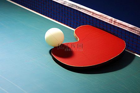 小老虎打乒乓球背景图片_蓝色网球场上的乒乓球垫和球