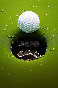 高尔夫球位于绿色高尔夫球的洞上
