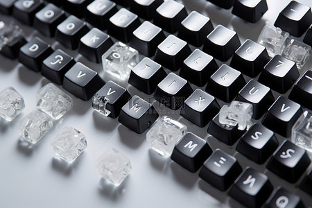 黑白键背景图片_由黑白塑料键制成的美味黑白键盘