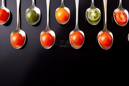 食蔬菜背景图片_白色背景上放有西红柿的勺子