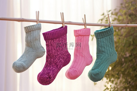 晾衣绳上有几只彩色袜子