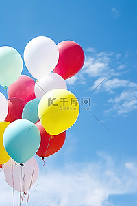 多彩色背景图片_彩色气球与天空背景照片