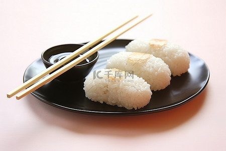 饭团和筷子放在盘子里