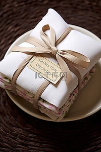情人餐巾纸背景图片_两捆带有标签和丝带的餐巾纸