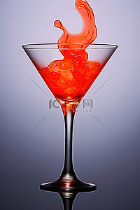一个马提尼杯，里面溅满了红色液体