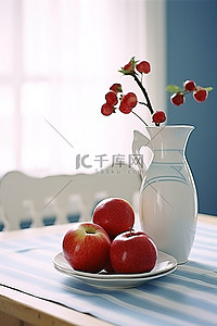 蓝白相间的厨房，里面有一个装满苹果的花瓶