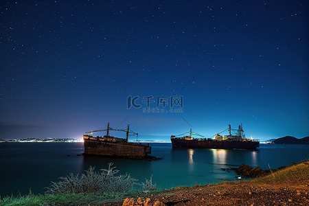 夜间海岸上的一艘船和沉船，天空中有白色和蓝色的星星
